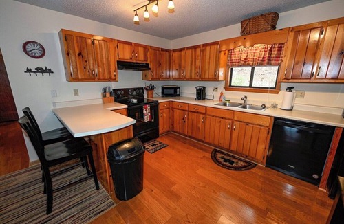Murphy Cabin | Close to Town Mountain Views Fast Wifi Pet Friendly