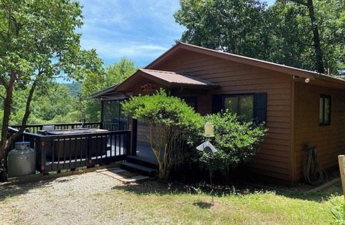 Murphy Cabin | Close to Town Mountain Views Fast Wifi Pet Friendly