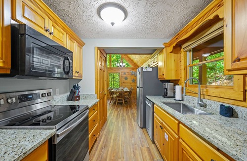 Black Bear Falls Cabin | “Cocoa Cabin | 3 King Suites - Hot Tub - Near Downtown Gatlinburg”