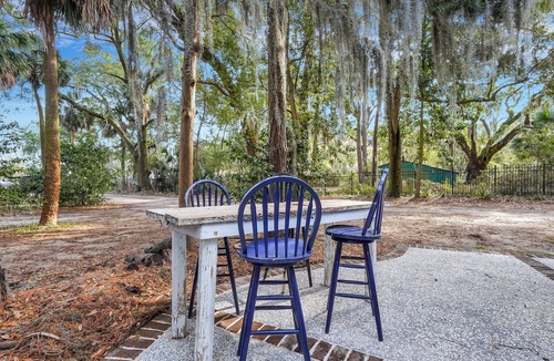 Whitemarsh Island Cottage | Colorful Family Cottage halfway between Downtown and Tybee! W/playground!