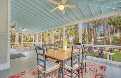Whitemarsh Island Cottage | Colorful Family Cottage halfway between Downtown and Tybee! W/playground!