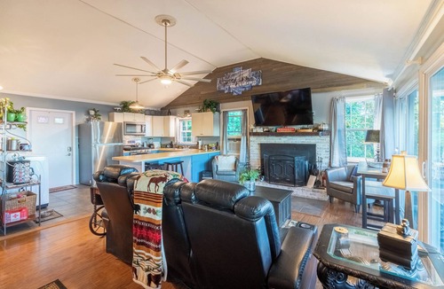 Franklin Cabin | Come enjoy the summer mountain air of Franklin, NC! Welcome to Traces of Heaven.