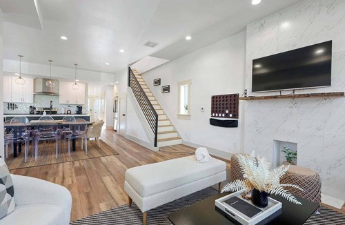 Near East Columbus House | Come see the vibe for yourself & enjoy hassle-free fun with your family!