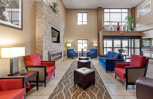 Canton Hotel | Comfort Inn & Suites Canton Riverstone Area