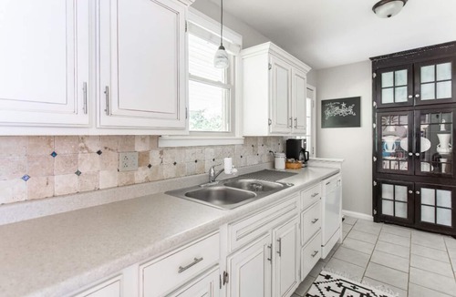 Glencliff House | Comfortable Cottage Retreat 4 Bed/2 Bath - Close to Everything!