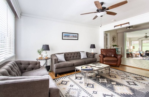 Glencliff House | Comfortable Cottage Retreat 4 Bed/2 Bath - Close to Everything!