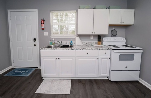 Knoxville House | Comfy Knoxville Home Near downtown, Interstate, Wi-Fi, Spotless Clean!