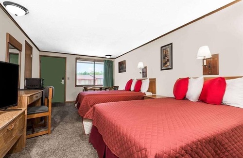 Summit Hotel | Comfy Unit, Table Tennis, Pool, Free Parking, Free WiFi, Pets Allowed