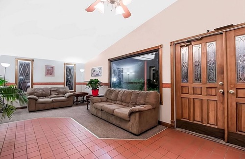 Summit Hotel | Comfy Unit, Table Tennis, Pool, Free Parking, Free WiFi, Pets Allowed
