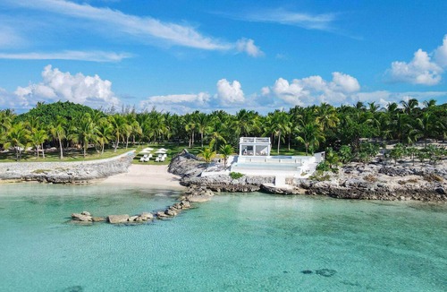 Gregory Town Villa | Complimentary Concierge + Private Beaches + Gaulding Cay + Chef Services + Pool
