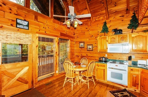 Sevierville Cabin | Convenient Location, Between G. Burg 7 P. Forge and mins to everything Pets OK
