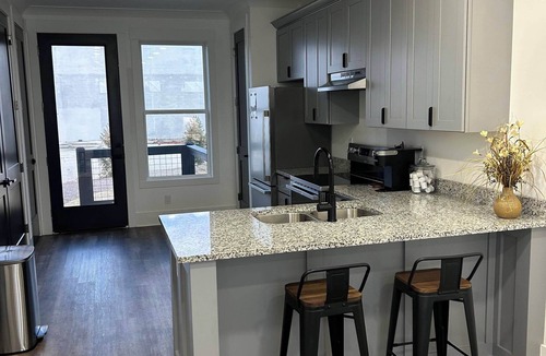 Dalton Condo | Corporate Condo 2BR , Fast WiFi , Week & Month Stay