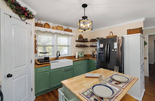 Tri-Cities House | Country Chic Family Retreat Near Boone Lake