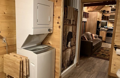 Negley Cabin | Cozy 1-bedroom, 2 bed tiny house on 40 Acre Farm in Negley with AC
