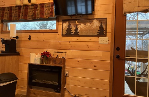 Negley Cabin | Cozy 1-bedroom, 2 bed tiny house on 40 Acre Farm in Negley with AC