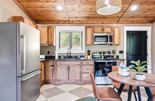 Elizabethton Cabin | Cozy 1 bedroom cabin with a hot tub in the mountains of Elizabethton