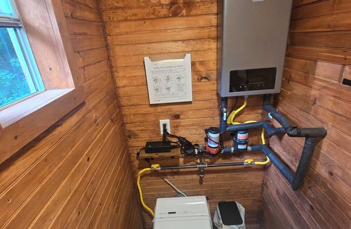 Wilder Cabin | Cozy 1-bedroom cabin in wonderful Wilder with AC, Hot Shower, WiFi, and more
