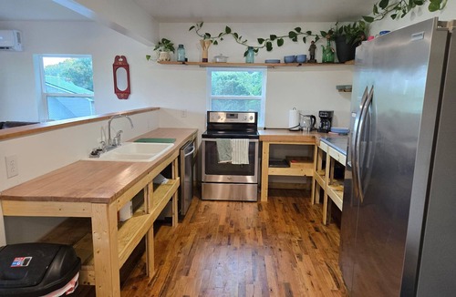 Ansted House | Cozy 1-bedroom house with a beautiful view from the large deck