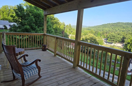 Ansted House | Cozy 1-bedroom house with a beautiful view from the large deck