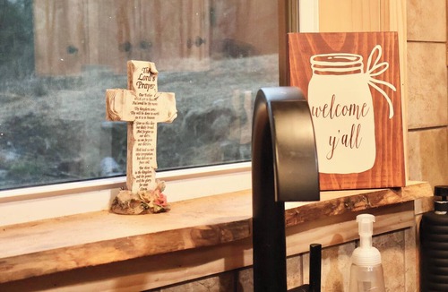 Chestnut Mound Cabin | Cozy 1-Bedroom + Loft 2 Bath Cabin Near Nashville TN + AC & Strong WIFI
