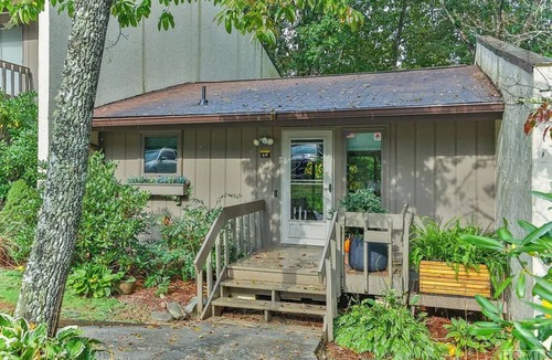 Sapphire House | Cozy 1-bedroom townhome in a lakeside community!