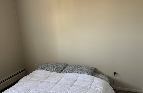 Mayfield Heights Apartment | Cozy 1 bedroom in a 2 bedroom apartment in charming Mayfield Heights.