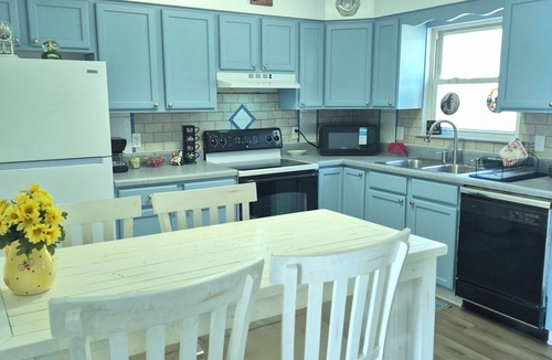 Mount Storm House | Cozy 2-bedroom bungalow in gorgeous Mount Storm with AC