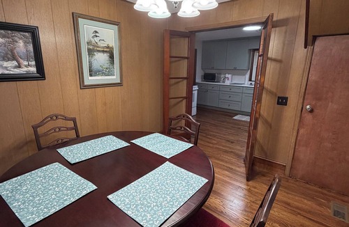 Old Town House | Cozy 2 bedroom house near New River, game room, WiFi, brand new kitchen/bathroom