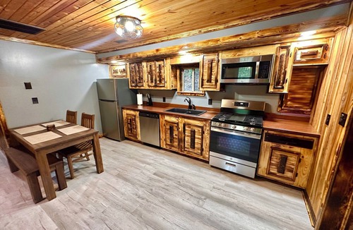 Arthur Cabin | Cozy 2-bedroom, river access, near Smoke Hole, Seneca Rocks & Dolly Sods