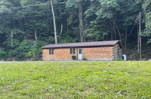 Arthur Cabin | Cozy 2-bedroom, river access, near Smoke Hole, Seneca Rocks & Dolly Sods