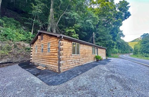 Arthur Cabin | Cozy 2-bedroom, river access, near Smoke Hole, Seneca Rocks & Dolly Sods
