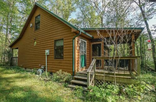 Townsend Ski Chalet | Cozy 2BR Cabin with Fire Pit & Whirlpool Tub, Screened Porch & so much more!