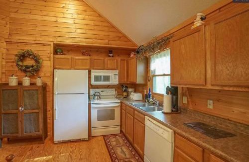 Townsend Ski Chalet | Cozy 2BR Cabin with Fire Pit & Whirlpool Tub, Screened Porch & so much more!