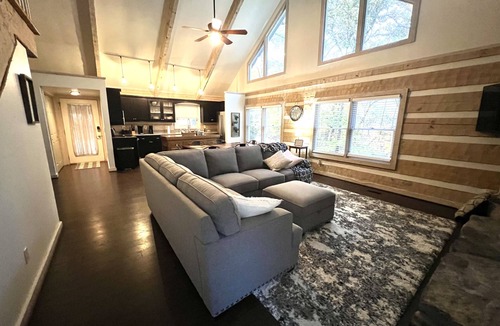 Kingston Springs Cabin | Cozy 3 Bedroom Cabin away from city yet close enough to go in with 2 KINGS