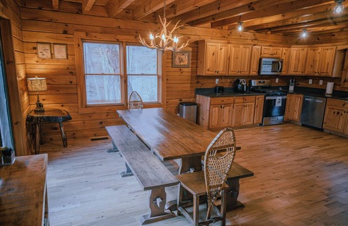 Lancaster Cabin | Cozy 3BR Cabin, 5 minutes to Center Hill Marina, Gated Community, Sleeps 10