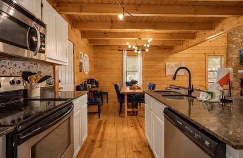 White Oak Lodge House | Cozy 3BR Cabin Near National Park W Hot Tub/Arcade