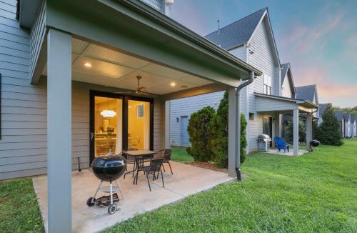 Sugar Creek House | Cozy 3BR Retreat with Patio Prime Charlotte Spot