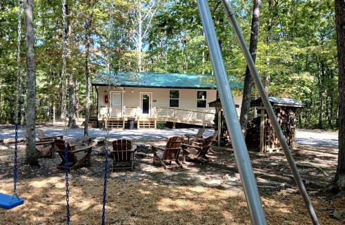 Graysville House | Cozy Bunkhouse for Two Nestled in the Trees near Graysville, Tennessee