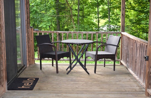 Cherokee Cabin | Cozy Cabin For 2-4 steps from the Smoky Mountains National Park