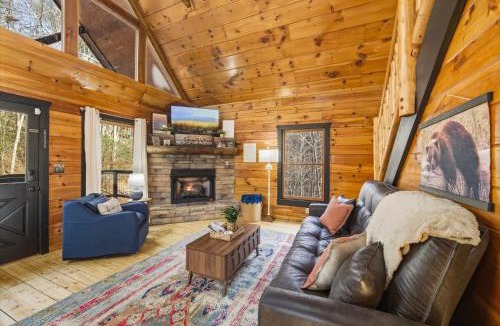 Gatlinburg - Pigeon Forge House | Cozy Cabin Hideaway! Near Gatlinburg, Dollywood, Hot Tub, Sauna, Pool table