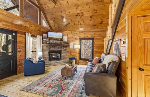 Gatlinburg - Pigeon Forge House | Cozy Cabin Hideaway! Near Gatlinburg, Dollywood, Hot Tub, Sauna, Pool table