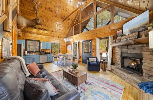Gatlinburg - Pigeon Forge House | Cozy Cabin Hideaway! Near Gatlinburg, Dollywood, Hot Tub, Sauna, Pool table