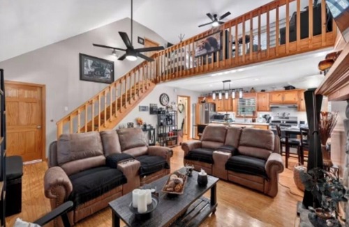 Blairsville Cabin | Cozy Cabin Hot Tub 5 Min to Winery Fire pit