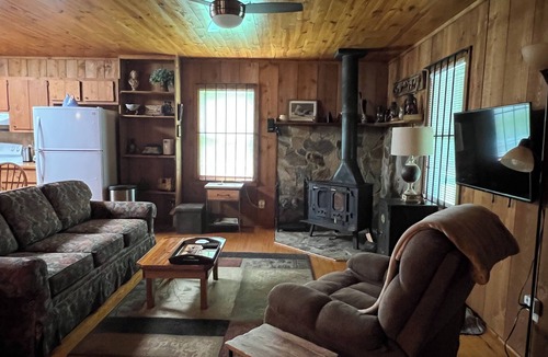 Quewhiffle Cabin | Cozy Cabin in the Woods, near Carolina Horse Park