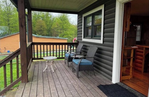Bretz Cabin | Cozy cabin on a homestead surrounded by animals - enjoy a fire pit & fresh eggs