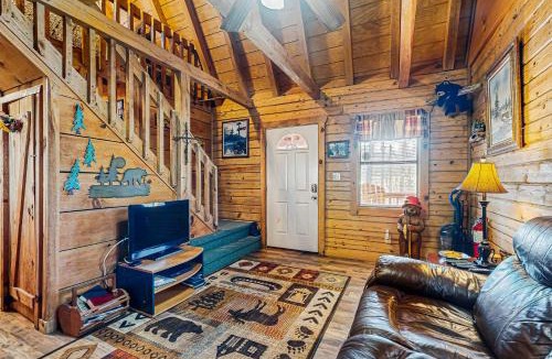 Townsend House | Cozy Cabin Sleep 3 Hot Tub Free Attraction Ticket