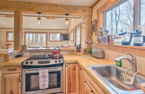 Hendersonville Cabin | Cozy Cabin tucked among the trees! Close 2 Lake Lure/Chimney Rock/Hendersonville