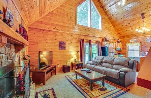 Sevierville House | Cozy Cabin w/Hot Tub < Half-Mi to Douglas Lake!