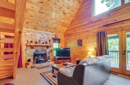 Sevierville House | Cozy Cabin w/Hot Tub < Half-Mi to Douglas Lake!
