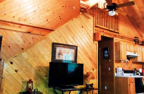 Oneida Cabin | Cozy Cabin w King Bed, 8-Stall Barn/Borders Big South Fork Natl Park